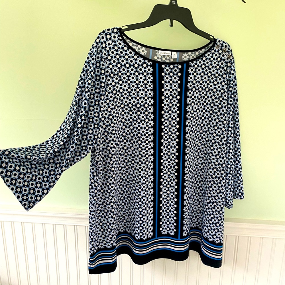 Navy and white geometric top
